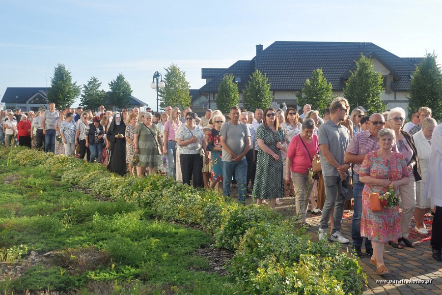 72 Procesja eucharystyczna.jpg